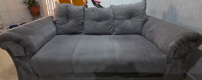 Sofá 3 lugares cinza + puff