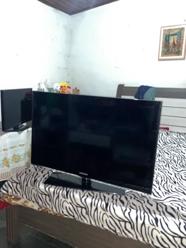 TV 40 polegadas,com defeito e não é smart 