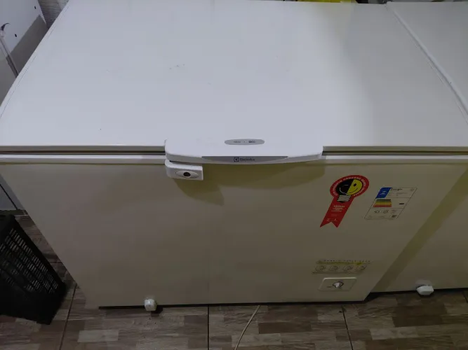 Freezer 314 litros 127v.. Muito conservado, somente 6 meses de uso.