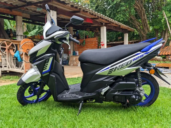 Neo 125 scooter