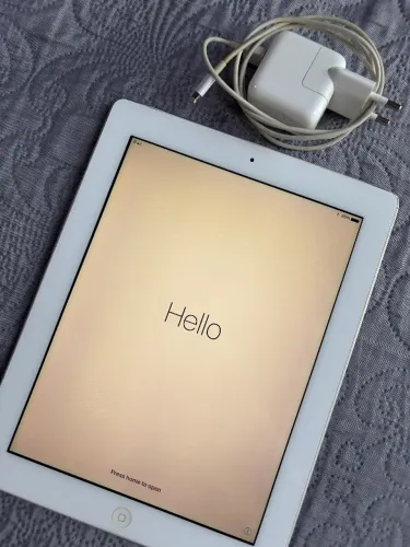 Ipad 4 - Tela Retina, branco, 16gb de memória, em bom estado de conservação 