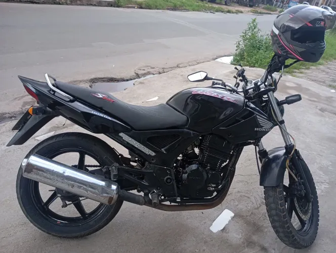Vende-se uma.moto boa toda em dias valor 6.500 ..ZAP *39ou troco por moto menor fa
