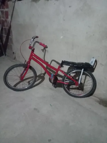 Vendo bicicleta montadinha sp aro 20 vermelha freio dianteiro  garupa rabetão aceito troca