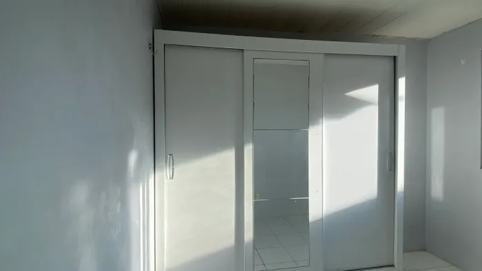 Guarda roupa 3 portas com marca de uso