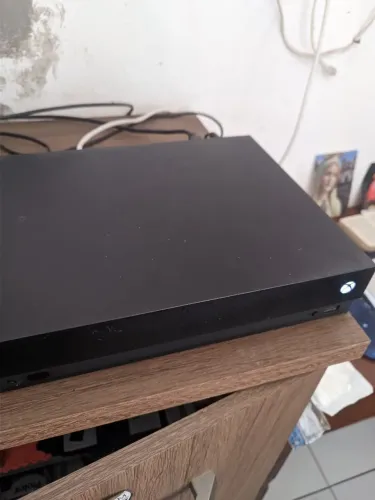 Xbox one X 1tb de memória semi novo acompanha controle do Séries X original e alguns jogos