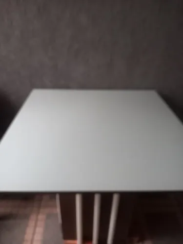 MESA DE SALA OU COZINHA 90x90 Alt. 83 cm . Com  tampão  de vidro usada em Bom estado. Prod