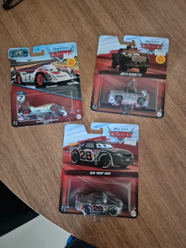 3 miniaturas de carros lacradas da coleção Disney Pixar Cars (Carros)