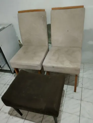 Duas cadeiras e um banquinho