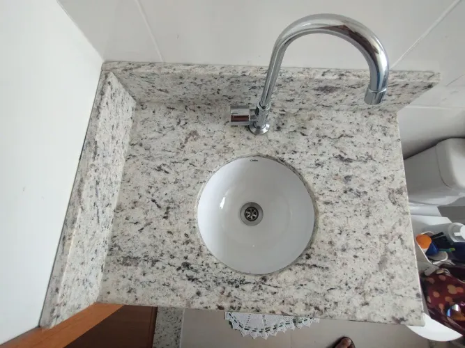 Pia para banheiro junto com a torneira e suporte para parede