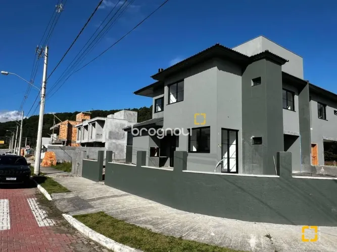 Brognoli Vende- Casa de Alto Padrão no Loteamento Alameda Cézanne - Canasvieiras,