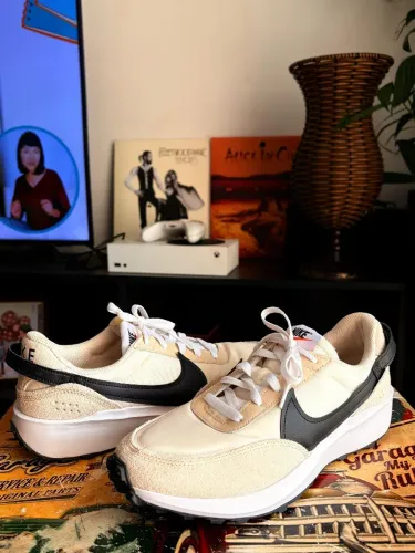 Tênis novo Nike waffle debut bege T41