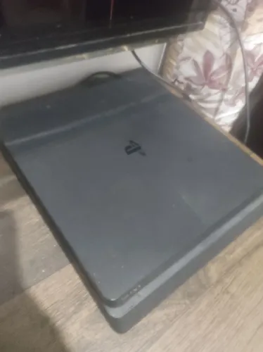 PS4 SLIM (2 CONTROLES ORIGINAIS E 2 CONTROLES PIRATA COM BASE DE CARREGAMENTO)