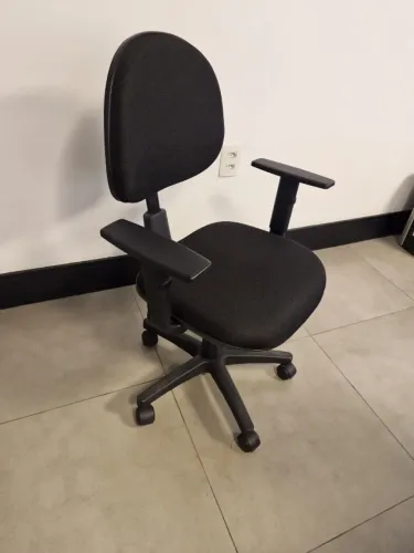 Cadeira estilo secretaria