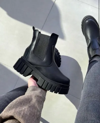 Bota Chelsea Preta Couro