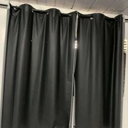 Vendo cortina preta material pvc 
