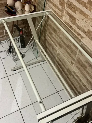 Mesa de vidro estilo industrial 