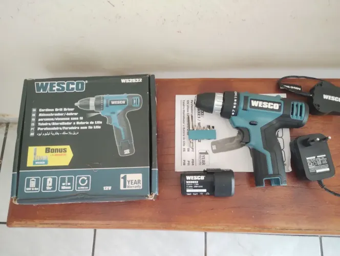 Parafusadeira/ Bem nova na caixa com manual e todos acompanhamentos