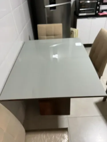 Mesa de jantar de madeira