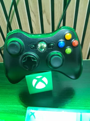 Controle de Xbox 360 original e 27 jogos