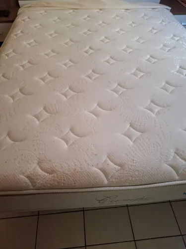 Cama box com molas ensacadas tamanho Queen 