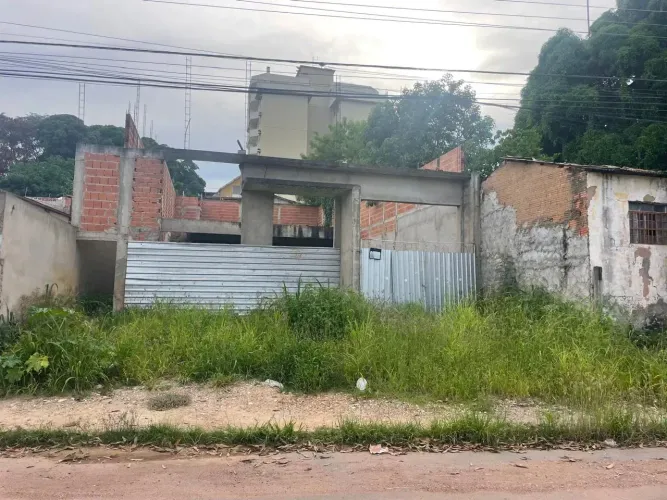 Terreno de 334 metros quadrados no Araés, com construção em 50%, proximo a Av. do CPA e Mi