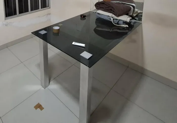 Mesa de vidro embutida 4 cadeiras