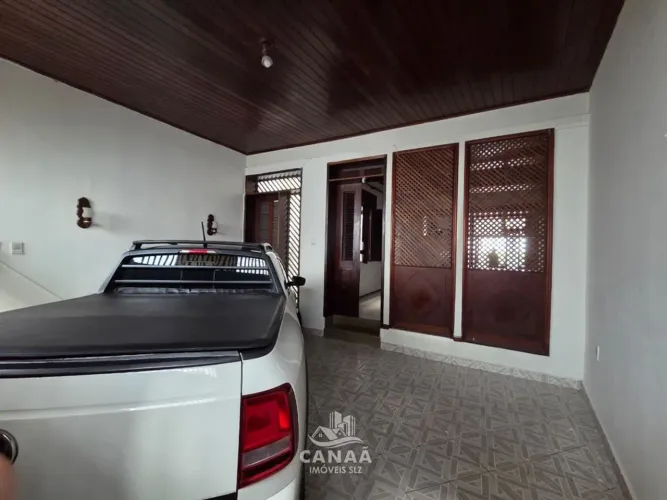 Vende-se Casa no Centro com Vaga de Garagem - 3 quartos Sendo 3 Suítes -150m² -
