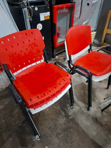 Cadeiras de plastico com pes de metal 37 peças