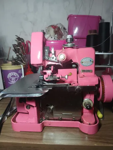 Máquina overlok rosa