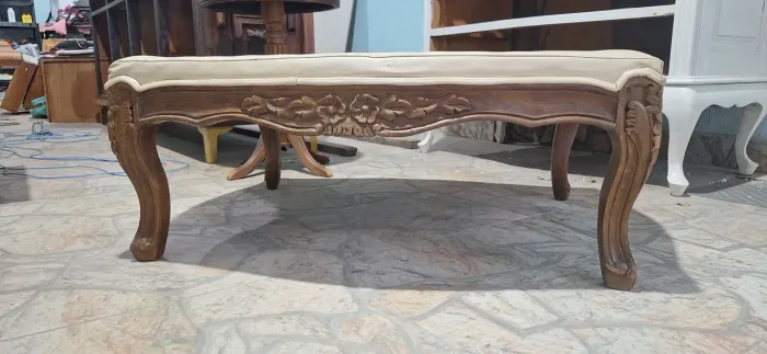 Puff de Centro Ottoman Estilo Luiz XV em Madeira Maciça