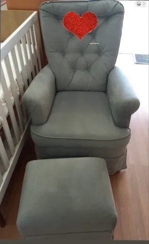 Vendo sofá de amamentação com puf novo