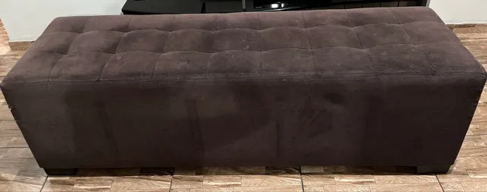 Puff grande com algumas marcas de uso