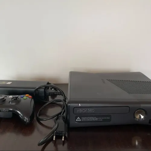 Xbox 360 slim (bem conservado)