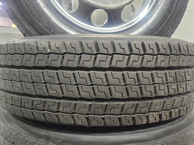 Pneus 215/75-17,5 em bom estado