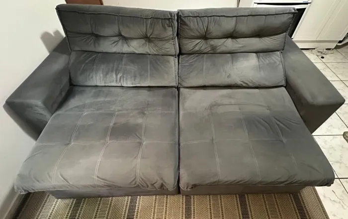Lindo sofá retrátil de de 229 em suede cor chumbo em excelente estado