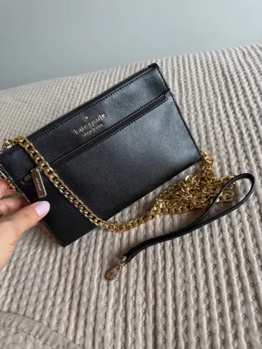 Bolsa Kate Spade preta com corrente dourada