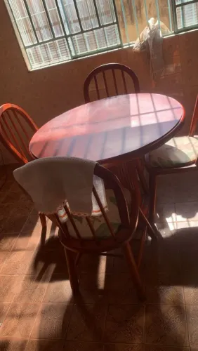 Mesa de madeira com 4 cadeiras