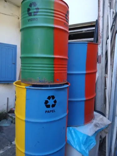 Latão 4 deles reciclagem separação total, vidros, alumínio, papéis,metas
