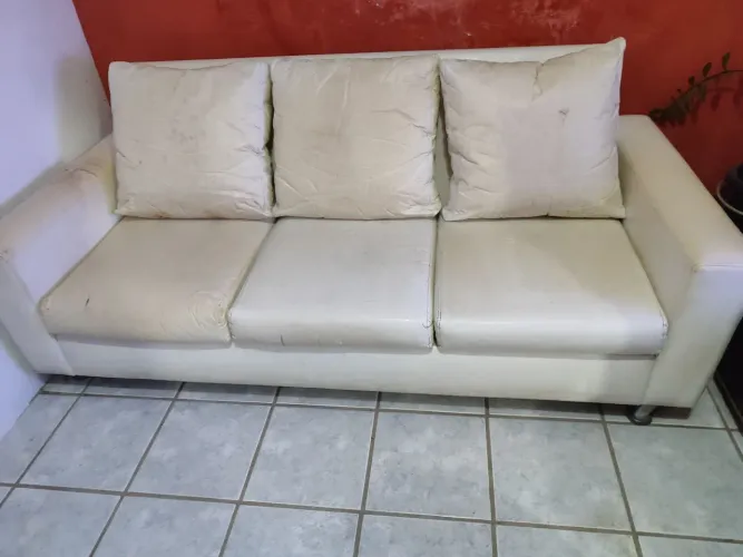 Sofá três lugares usado.