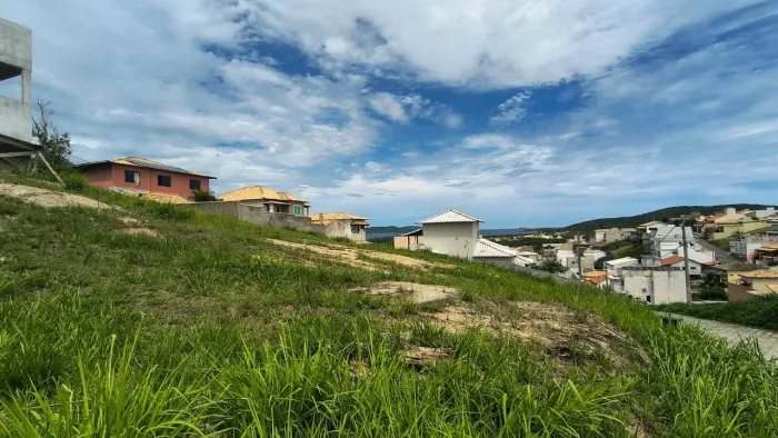 TERRENO À VENDA NO CONDOMÍNIO DOS PÁSSAROS EM CABO FRIO/RJ