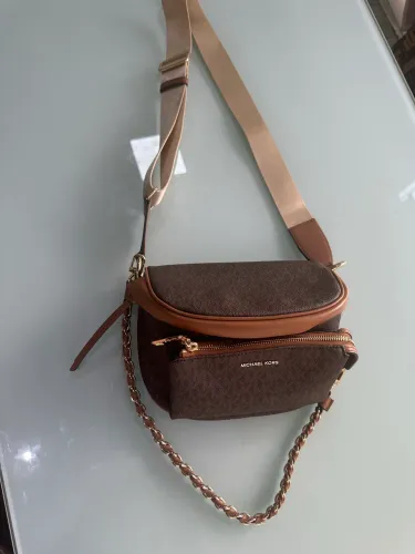Esta é uma bolsa Michael Kors Slater Medium Sling Pack em marrom  ( ORIGINAL )