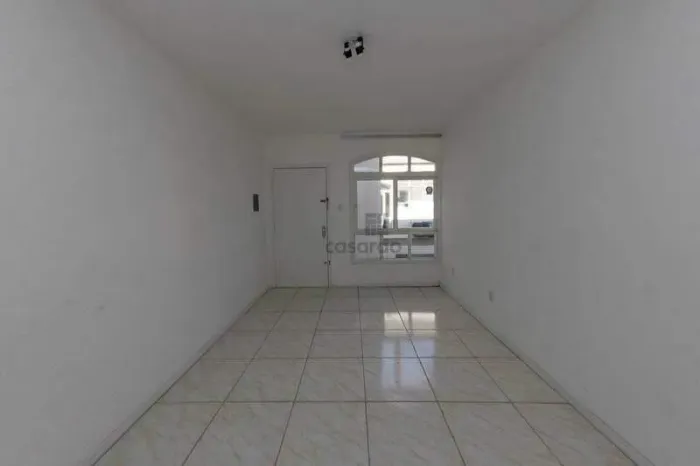 Apartamento exclusivo para aluguel no Centro de Pelotas, com 2 quartos e 1 vaga