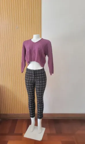 Suéter feminino tricô cropped roxo tam M