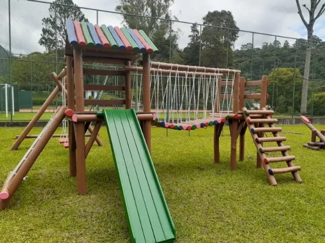PLAYGROUNDS EM MADEIDA TRATADA,PROPRIO PRA ARESA EXTERNAS.