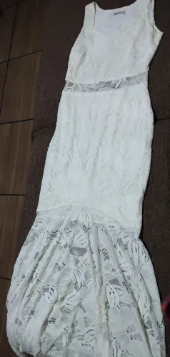 Vestido tubinho beje claro. Calda sereia.