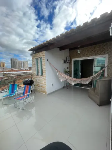 Aluga-se quarto em casa mobiliada para mulher.