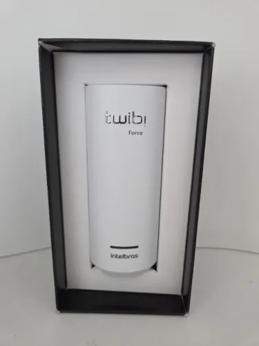 Este é um repetidor/extensor Wi-Fi Mesh Intelbras Twibi Force Plug na cor branca