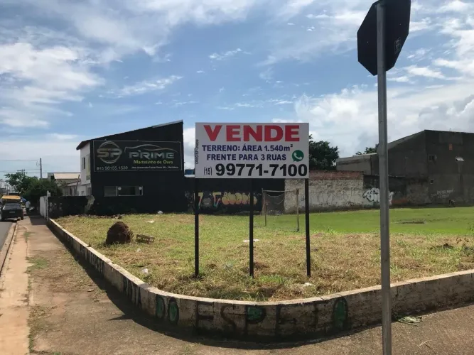 Esquina para três ruas totalmente plano