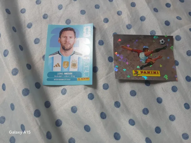 Vendo a figurinha do Messi e a 00 juntas