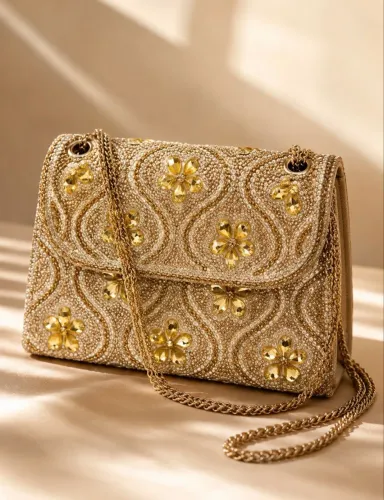 Bolsa Clutch Dourada Cravejada de Festa com Corrente